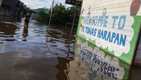 Ini menjadi banjir terparah yang dialami warga di Kalimantan Tengah. Menurut data Badan Penanggulangan Bencana Daerah (BPBD) setempat banjir yang dipicu akibat faktor cuaca tersebut merendam 13 kecamatan di wilayah itu dan berdampak pada 15.911 KK atau 15.439 unit rumah terdampak banjir.