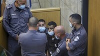 Media lokal The Times of Israel mengidentifikasi dua tahanan yang ditangkap di area parkir itu sebagai Zakaria Zubeidi yang disebut sebagai komandan teror dan Mohammed al-Arida yang merupakan adik dari Ardah. Zubeidi disebut sempat berupaya kabur saat akan ditangkap, namun berhasil diamankan polisi. AP/Sebastian Scheiner