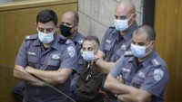 Dengan penangkapan ini, berarti sudah empat tahanan Palestina yang kembali ke tahanan Palestina. Operasi perburuan masih berlanjut untuk dua tahanan lainnya yang disebut bernama Iham Kamamji dan Munadil Nafiyat. Israel pun mengerahkan perburuan besar-besaran untuk mencari enam tahanan Palestina yang kabur dari penjara Gilboa yang memiliki keamanan ketat pada Senin (6/9) waktu setempat. Mereka dilaporkan menggali terowongan di bawah wastafel yang ada di sel tahanan mereka, dengan hanya menggunakan sendok berkarat. AP/Sebastian Scheiner
