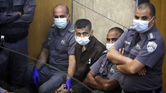 Kepolisian Israel menangkap 4 dari 6 tahanan Palestina yang kabur dari penjara super ketat Israel. Dua tahanan lainnya pun diketahui kini masih dalam pencarian.
