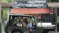 Beberapa jip pun nampak sudah hilir mudik mengangkut wisatawan. (Jauh Hari Wawan S/detikcom)