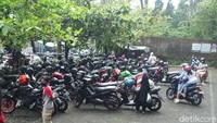 Dari pelat kendaraan, wisatawan bukan hanya berasal dari Yogyakarta saja. Namun, ada juga yang berasal dari Jawa Tengah seperti daerah klaten maupun Semarang. (Jauh Hari Wawan S/detikcom)