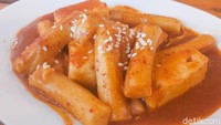 Selain menu Korean BBQ, ada juga aneka street food. Seperti tteokbokki odeng dengan harga Rp 15.000 per porsi. Foto: dok. detikFood