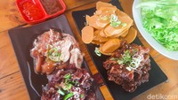 Paket Korean BBQ di Oseyo ini cukup lengkap. Berisikan 2 jenis daging sapi dengan bumbu bulgogi dan pedas, 1 porsi daging ayam, dan 1 porsi sosis.  Ada juga selada, saus, dan 4 porsi nasi. Foto: dok. detikFood