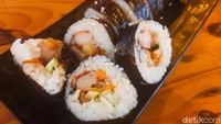 Kalau belum kenyang, kamu bisa juga memesan menu kimbab. Satu porsinya Rp 20.000, isian kimbabnya berupa daging ayam, crabstick, dan sayuran. Foto: dok. detikFood