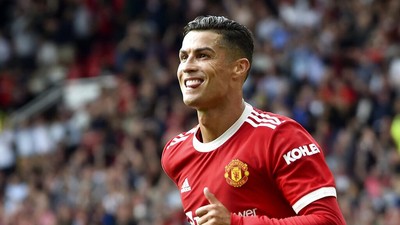 Lihat Lagi Semringahnya Ronaldo Kembali Merumput di Old Trafford