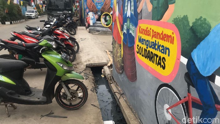 Lokasi gos tempat Anies Baswedan terpesok saat tinjau vaksinasi di Tugu Selatan, Koja Lokasi gos tempat Anies Baswedan terpesok saat tinjau vaksinasi di Tugu Selatan, Koja, Jakut