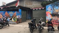 Saat ini situasi di lokasi terlihat lengang. Beberapa motor tampak terparkir di dekat got tempat Anies terperosok. (Foto: Faiz/detikcom)