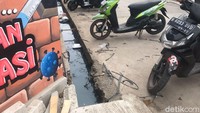 Got tersebut berada di Jalan Perjuangan Raya, RW 07, Kelurahan Tugu Selatan, Koja, Jakarta Utara. Tepatnya di depan Gudang yang menjadi Sentra Vaksinasi RW 07 Kelurahan Tugu Selatan, Koja yang ditinjau Anies. (Foto: Faiz/detikcom)