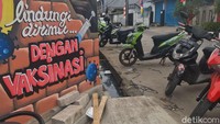 Got ini memiliki kedalaman sekitar 50 centimeter dari jalan. Akan tetapi air dalam got itu hanya terisi setengah. (Foto: Faiz/detikcom)