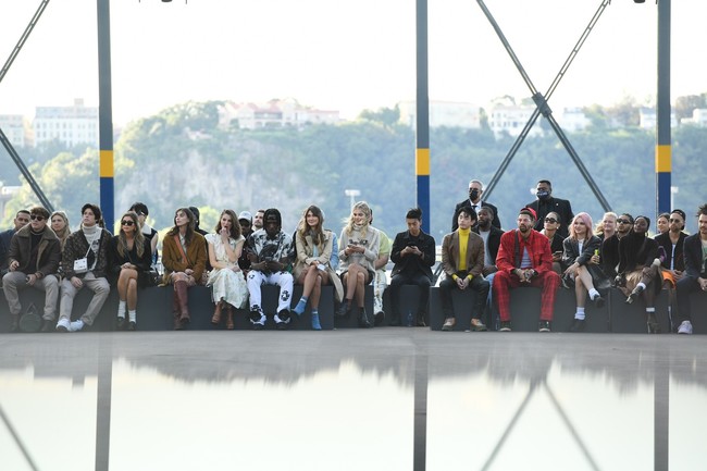 Luna Maya menjadi satu-satunya selebriti Indonesia yang duduk di barisan depan fashion show Coach. (Foto: Dok. Coach)