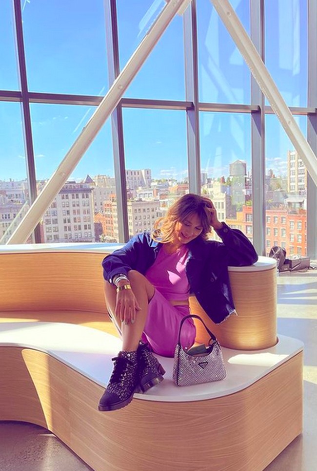 Luna Maya menjadi bagian dari deretan influencer dan selebriti yang ambil bagian di peragaan perdana brand lokal Erigo dalam rangkaian New York Fashion Week Spring-Summer 2022. Saat acara tersebut, aktris sekaligus presenter itu tampil stylish dengan busana bernuansa street-style, berikut handbag klasik Prada dan boots berkilauan.  (Foto: Instagram/@lunamaya)