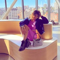 Luna Maya menjadi bagian dari deretan influencer dan selebriti yang ambil bagian di peragaan perdana brand lokal Erigo dalam rangkaian New York Fashion Week Spring-Summer 2022. Saat acara tersebut, aktris sekaligus presenter itu tampil stylish dengan busana bernuansa street-style, berikut handbag klasik Prada dan boots berkilauan.  (Foto: Instagram/@lunamaya)