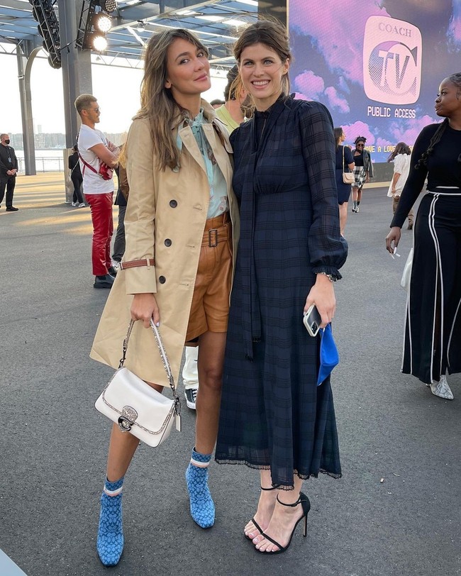 Luna Maya membaur bersama beberapa selebriti Hollywood di fashion show Coach. Salah satunya aktris film Baywatch Alexandra Daddario. (Foto: Dok. Coach)