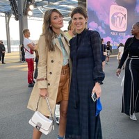 Luna Maya membaur bersama beberapa selebriti Hollywood di fashion show Coach. Salah satunya aktris film Baywatch Alexandra Daddario. (Foto: Dok. Coach)