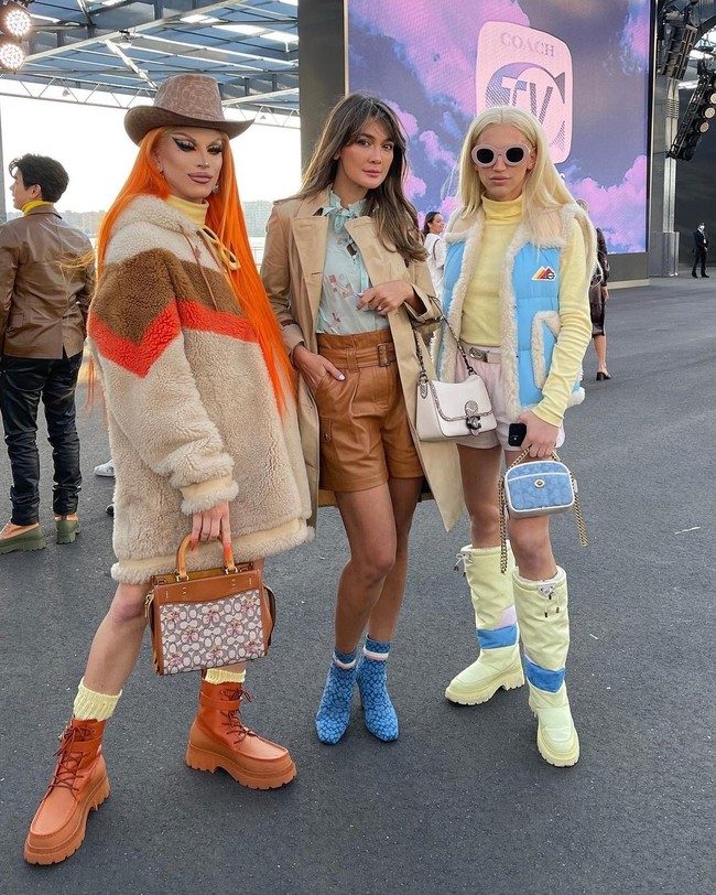 Luna Maya bersama Aquaria (kiri), pemenang RuPauls Drag Race musim ke-10. Dari semua gaya Luna Maya di New York Fashion Week Spring-Summer 2022, mana favoritmu? (Foto: Dok. Coach)