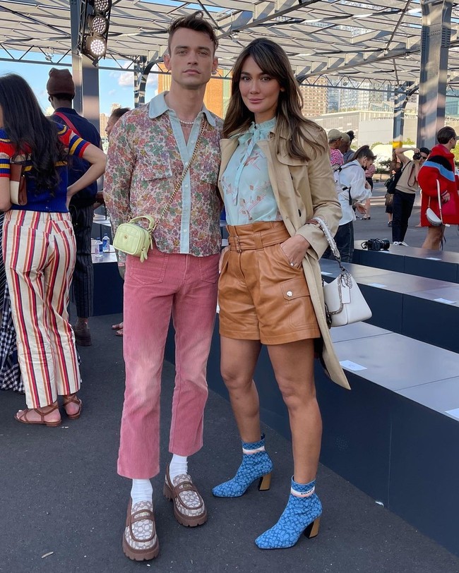 Luna Maya juga berfoto bersama Thomas Doherty, pemeran Max Wolfe di serial Gossip Girl terbaru. (Foto: Dok. Coach)