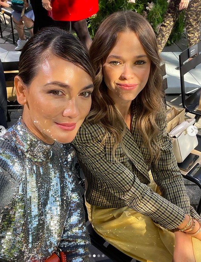 Ia juga mengabadikan momen bersama YouTuber dan fashion blogger Valeria Lipovetsky saat duduk di front-row Michael Kors. Aktris Kate Hudson dan Hailee Steinfeld turut menghadiri perhelatan tersebut. Sementara itu, Gigi Hadid dan Kendall Jenner tampil sebagai model catwalk. (Foto: Instagram/@lunamaya)