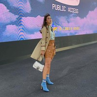 Masih dalam rangkaian NFWY, fashion show Coach juga diramaikan oleh kehadiran Luna Maya. Kali ini, blus dan celana pendek kulit yang dibungkus trench coat menjadi andalan Luna Maya. (Foto: Dok. Coach)