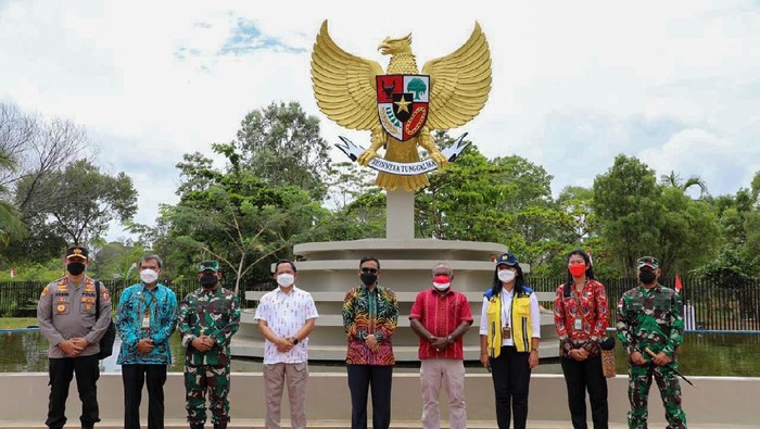 Menko Polhukam Mahfud Md (kelima dari kanan) meninjau PLBN Sota di Merauke, Papua, Minggu (12/9/2021).