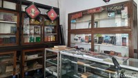 Toko yang dibangun pada tahun 1880an ini berseberangan sekitar 10 meter dari Rumah Hadji Oemar Said (HOS) Tjokroaminoto. Ketika memasuki toko seluas 3x9 meter ini, masih ditemukan perabot dan ornamen yang orisinil dari bangunan bergaya kolonial klasik itu. Toko buku ini menjual buku-buku mengenai syariat Islam dan sejarah bangsa. 