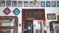 Sebagai bukti bahwa Bung Karno pernah berkunjung, di bagian atas dinding terpampang foto Ir Soekarno ke Toko Buku Peneleh tanggal 18 Desember 1956. Toko Buku Peneleh merupakan milik Abdul Latif Zein, salah satu orang di balik berkembangnya ajaran Muhammadiyah di Kota Pahlawan. Pada tahun 1920-an, toko buku ini jadi tempat percetakan sekaligus etalase memajang buku tentang agama Islam, fiqih dan syariah. 