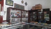 Diketahui, sebelum menjadi toko buku, Toko Buku Peneleh ini digunakan sebagai percetakan buku. Sayangnya, Toko Buku Peneleh kini sepi. Bahkan banyak hari tanpa pengunjung satu pun. Toko buku ini buka setiap Hari Senin-Sabtu pukul 08.00-16.00 WIB.