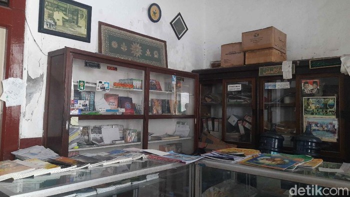 Toko Buku Peneleh dikenal sebagai toko buku tertua di Surabaya. Toko buku ini pun diketahui merupakan toko buku favorit Presiden RI pertama Ir Soekarno.