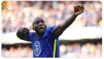 Fans Chelsea banyak membagi foto ini di Twitter. Lukaku adalah striker terbaik di dunia, setuju? Foto: (Twitter)