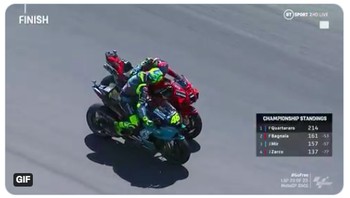 Netizen juga suka dengan Rossi yang memberi selamat untuk Bagnaia. Guru menyelamati muridnya, begitu kata netizen. Foto: (Twitter)