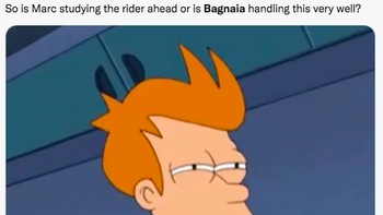 Meme Futurama Fry Not Sure If dipakai netizen. Marquez asyik mengamati Bagnaia atau memang Bagnaia jago banget. Foto: (Twitter)