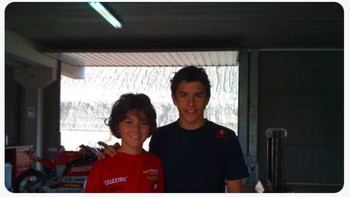 Bayak netizen membagian foto Marquez dan Bagnaia saat muda, 11 tahun lalu. Ya, itulah waktu yang dibutuhkan keduanya untuk menjadi juara balap hari ini. Selamat buat Bagnaia dan Marquez. Foto: (Twitter)