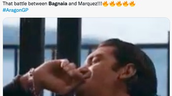 Balapan Bagnaia VS Marquez tegang banget di lap terakhir. Netizen yang menonton sampai deg-degan. Banyak yang berbagi meme ini. Foto: (Twitter)