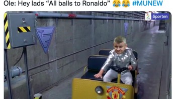 Manajer Setan Merah, Ole Gunnar Solskjaer menyebut CR7 bermain brilian. Ada meme Ole memerintahkan semua pemain MU memberi bola ke Ronaldo. Foto: (Twitter)