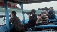 Tak jarang, sekelompok penghobi fotografi alam bebas kerap berkumpul untuk memotret aktivitas satwa di akhir pekan. Kali ini, kelompok tersebut mendokumentasikan aktivitas hewan di kawasan pesisir Ibu Kota. 
