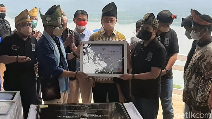 Menengok Kampung Patin yang Dikunjungi Sandiaga Uno di Riau Menparekraf Sandiaga Uno berkunjung ke Koto Masjid atau yang lebih dikenal Kampung Patin di Kampar, Riau. Seperti apa penampakannya?