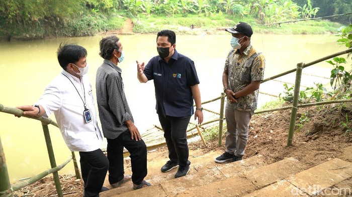 Menteri BUMN Erick Thohir saat berkunjung ke Solear di Sungai Cidurian, perbatasan Serang-Tangerang.