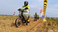 “Kalau hadiah, ada juga hadiah sepatu dari kades dan juga kami iuran untuk membeli ban baru sebagai hadiahnya. Yang penting guyub rukun, bekerja dan mencari seduluran saklawase,” tambah Ahmad Rohim (48) ketua Serikat Pekerja Pembuat Padi (SP3).
