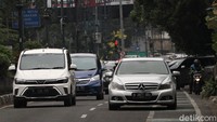 Kepadatan arus lalu lintas terjadi karena tak sedikit warga yang menghabiskan waktu saat akhir pekan di kawasan Dago. 