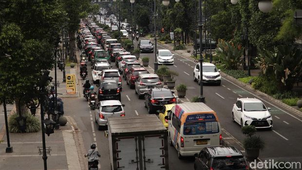 Arus lalu lintas di Jalan Dago, Bandung, padat. Kepadatan arus lalu lintas ini terjadi karena kawasan itu kerap jadi tujuan warga habiskan waktu di akhir pekan.
