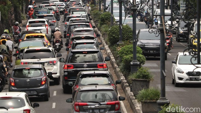 Arus lalu lintas di Jalan Dago, Bandung, padat. Kepadatan arus lalu lintas ini terjadi karena kawasan itu kerap jadi tujuan warga habiskan waktu di akhir pekan.