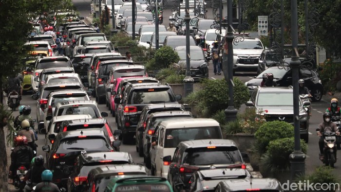 Padatnya Kendaraan di Jalan Dago Bandung Saat Akhir Pekan Arus lalu lintas di Jalan Dago, Bandung, padat. Kepadatan arus lalu lintas ini terjadi karena kawasan itu kerap jadi tujuan warga habiskan waktu di akhir pekan.