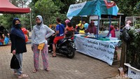 Sejumlah pedagang kaki lima (PKL) juga tampak berjualan di kawasan tersebut. 