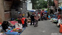 Seperti diketahui, kawasan ini kerap ramai di kunjungi warga pada saat akhir pekan. Tak sedikit warga yang datang untuk berburu kuliner maupun membeli beragam kebutuhan yang dijajakan para pedagang.