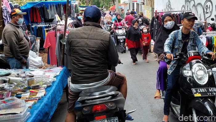Pasar Minggu Cibiru Bandung Ramai Warga Saat Akhir Pekan Kawasan pasar Minggu di Jalan Cigagak, Kecamatan Cibiru, Bandung, kembali ramai didatangi warga. Sejumlah PKL juga tampak berjualan di sana.