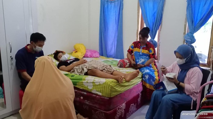 Pelajar di Enrekang, Sulsel, tak bisa jalan usai divaksin COVID-19. Dinkes Enrekang turun tangan memeriksa.