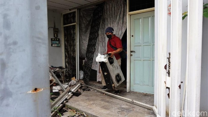 Penampakan Lokasi Ledakan Keras yang Rusak Rumah di Kota Mojokerto Ledakan keras merusak sebuah rumah di Kota Mojokerto. Ledakan ini diketahui terjadi imbas dipicu kebocoran tabung elpiji di dalam rumah tersebut.