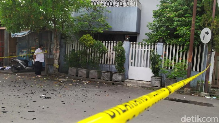 Penampakan Lokasi Ledakan Keras yang Rusak Rumah di Kota Mojokerto Ledakan keras merusak sebuah rumah di Kota Mojokerto. Ledakan ini diketahui terjadi imbas dipicu kebocoran tabung elpiji di dalam rumah tersebut.