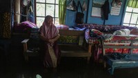 Warga bertahan dan tetap beraktivitas di dalam rumah yang terendam banjir tidak terlalu tinggi. Namun, air tak juga surut meski sudah beberapa hari merendam kawasan tersebut.
