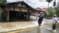 Warga memperlihatkan rumahnya yang rusak akibat di terjang banjir luapan Sungai Katingan di Jalan Tjilik Riwut, Kasongan, Kabupaten Katingan, Kalimantan Tengah, Jumat (10/9/2021).